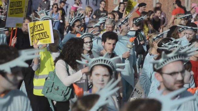 Brüssel gegen Trump: Protestierende Freiheitsstatuen