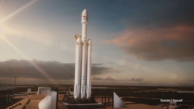 'Falcon Heavy' hebt ab: Musk schießt Tesla ins All