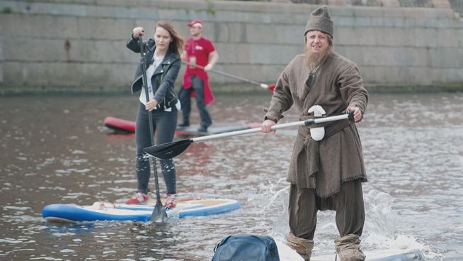 Russen im Fluss: Die Stehendpaddler von St. Petersburg