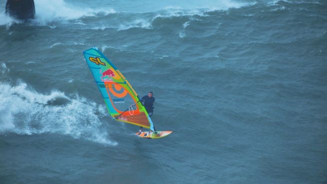 Weltrekord? Erster Windsurfer in Nazarés Monsterwellen