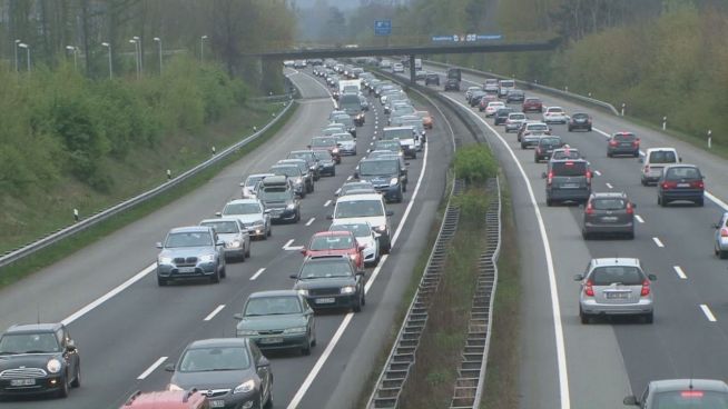 Dichter Osterreiseverkehr: Lange Wartezeiten auf der A1