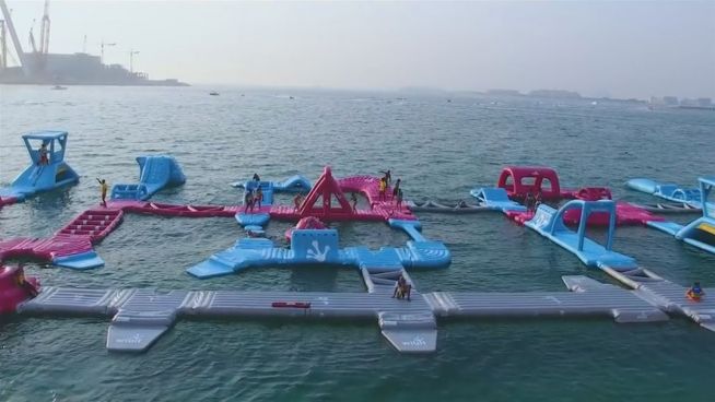 Traum für Spielkinder: Schwimmender Aquapark in Dubai