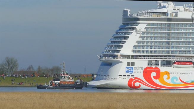 Koloss auf Reisen: Kreuzfahrtschiff schippert durch Ems