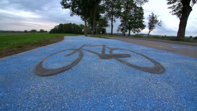 Sicher durch die Nacht: Radweg leuchtet im Dunkeln