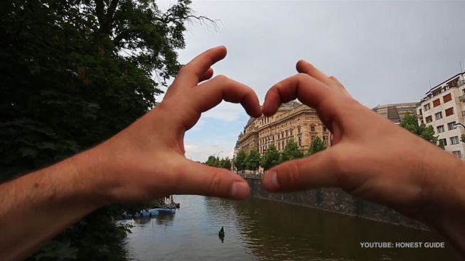 Lokalpatriotismus: Bewohner schützen Prag-Touristen